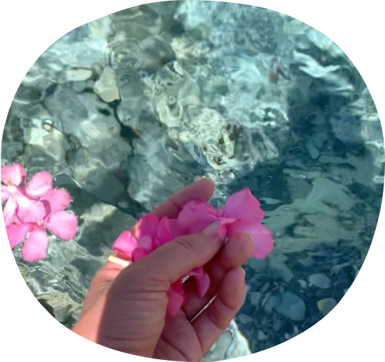 alt=“Flower rituals beauty. ">